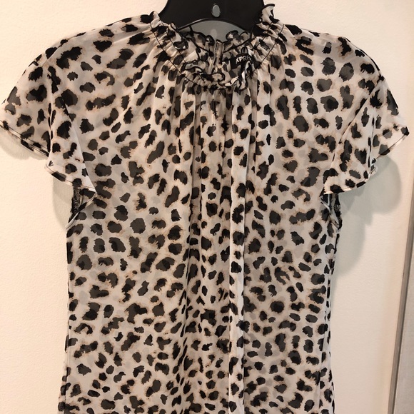 Express ruffle mock neck top in animal print - Picture 5 of 7